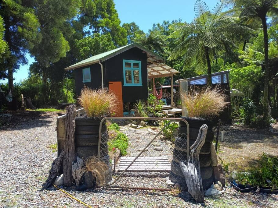 Gumboot Paradise Eco Stay Barrytown ภายนอก รูปภาพ